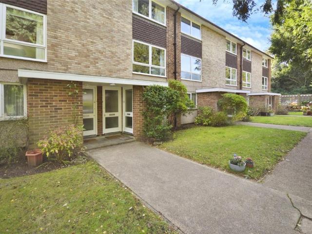 Priory Close, Surrey KT12 2 bed maisonette to rent £1,650 pcm £381 pw