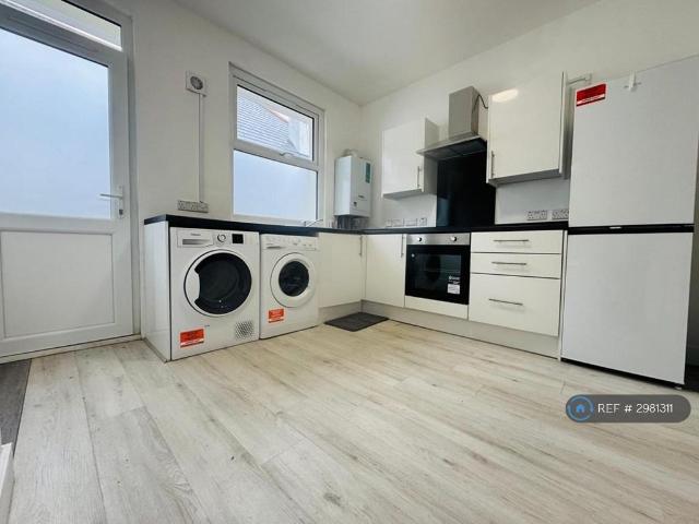 Priory Crescent, Southend On Sea, SS2 1 bed in a house share to rent £988 pcm £228 pw
