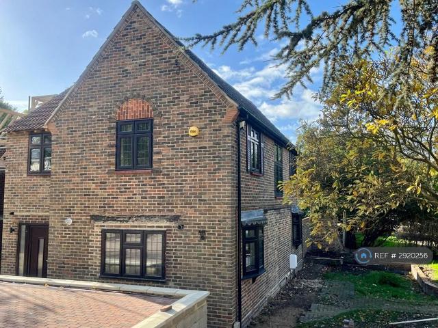Priory Grove, Romford, RM3 4 bed detached house to rent £2,900 pcm £669 pw