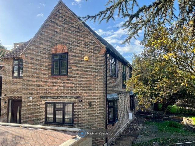 Priory Grove, Romford RM3, 4 bed detached house to rent, £2,900 pcm | PrimeLocation