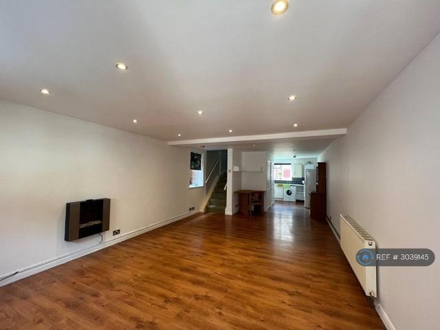 Priory Grove, Tonbridge, TN9 2 bed semi detached house to rent £1,600 pcm £369 pw