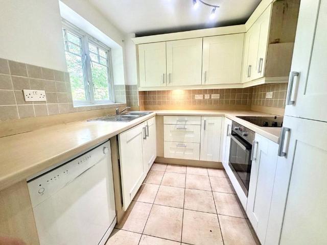 Priory Fields, Hertfordshire WD17 2 bed flat to rent £1,700 pcm £392 pw
