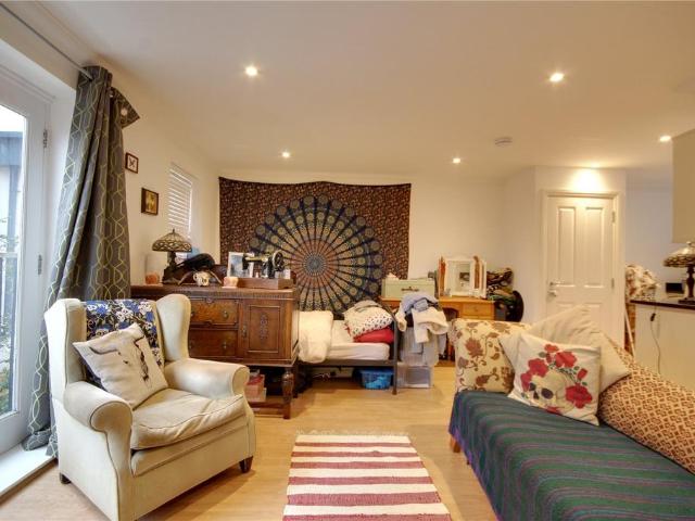 Priory Mews, Guildford Street. Studio to rent £1,050 pcm £242 pw