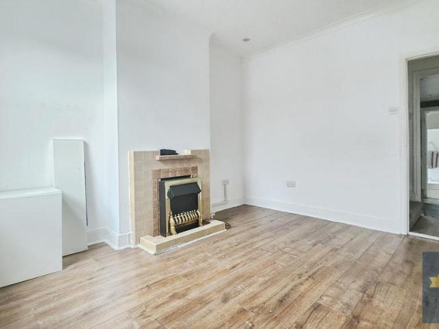 Priory Street, Colchester, CO1 2 bed terraced house to rent £1,100 pcm £254 pw