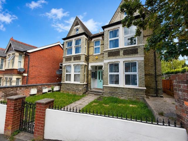 Priory Road HP13, 1 bed flat to rent, £950 pcm | PrimeLocation
