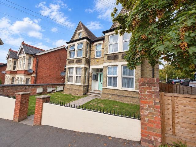 Priory Road HP13, 3 bed flat to rent, £1,650 pcm | PrimeLocation