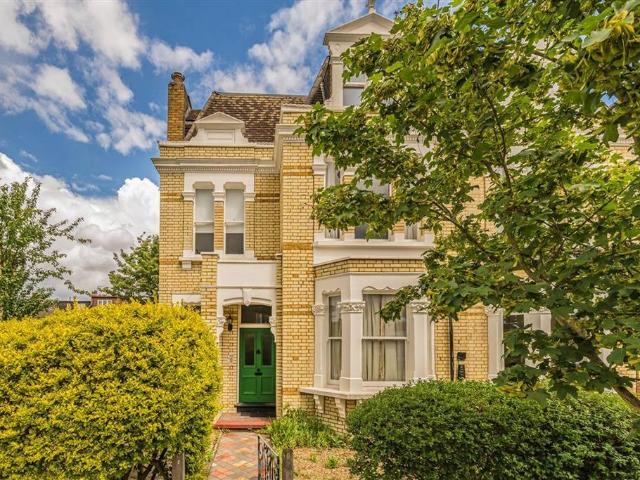 Priory Road, Richmond TW9 2 bed flat to rent £2,150 pcm £496 pw