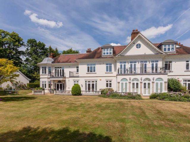 Priory Road, Sunningdale SL5 3 bed apartment to rent £5,750 pcm £1,327 pw