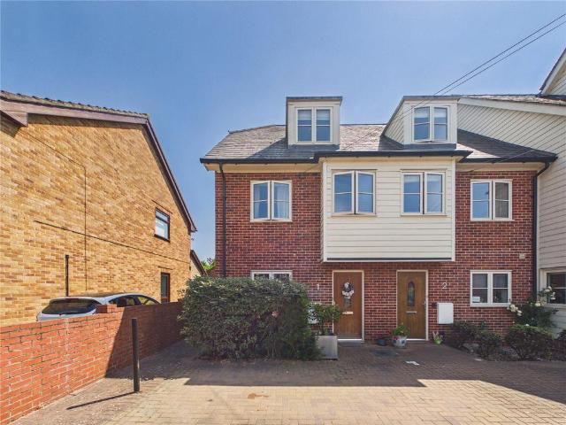 Priory Walk, Sudbury, Suffolk, CO10 3 bed end of terrace house to rent £1,450 pcm £335 pw