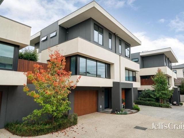 Pristine townhouse with dual master suites and alfresco deck