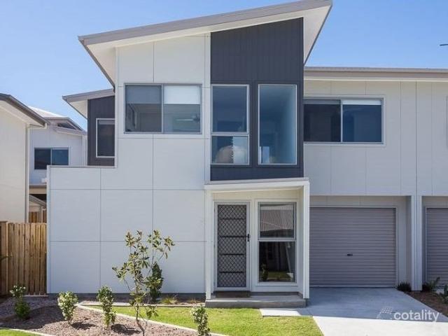 Pristine condition townhouse and ready to move in