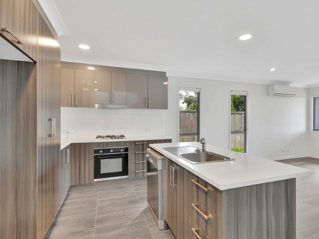 Pristine condition townhouse and ready to move in