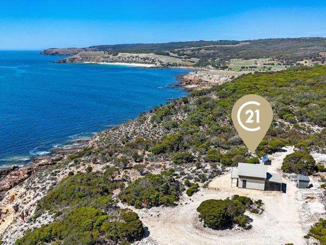 Pristine & Private! Cliff Top Retreat at Stokes Bay