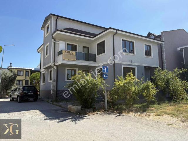 Pruva'dan Üçevler Mh.'de Merkezi Konumda Bakımlı Müstakil Villa
