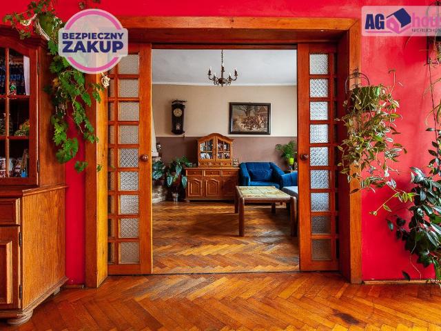 Przestronne 86 m² w kamienicy z kominkiem i balkonem