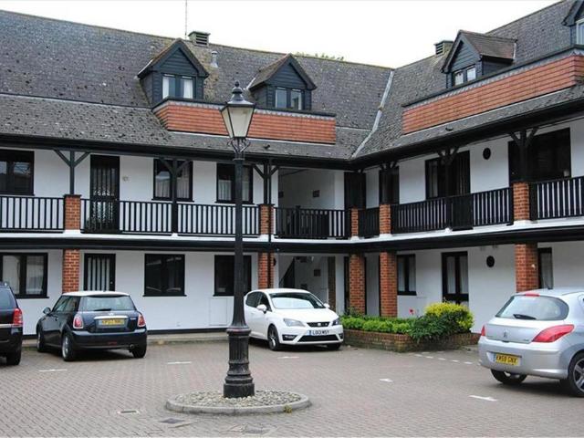 Pryors Court, Baldock 2 bed flat to rent £1,095 pcm £253 pw