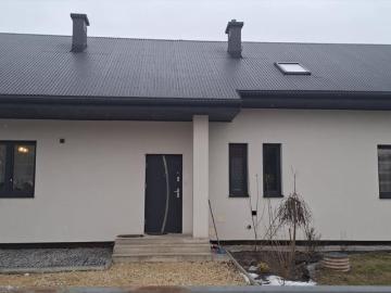 Przytulny dom na jednym poziomie z kominkiem i widokiem na las