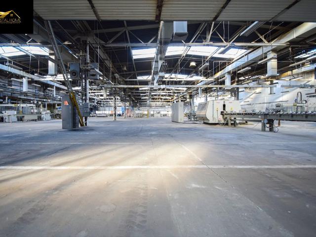 Przemysłowa nieruchomość 6200 m² z biurowcem i halą