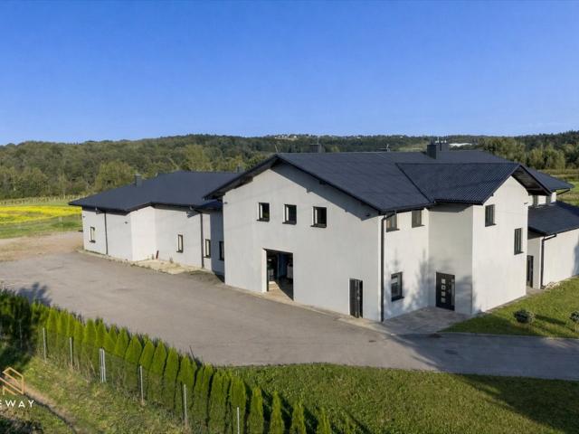 Przemysłowy obiekt 1400 m² z biurami i dużym placem