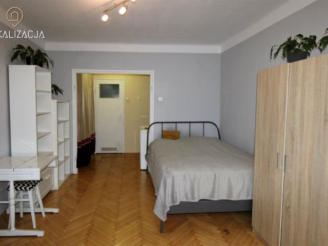 Przestronna umeblowana kawalerka z osobną kuchnią, Kraków, Kolorowe