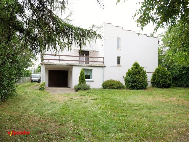 Przestronna willa z ogrodem 3130 m² i garażem w Obłaczkowie