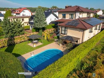 Przestronna willa z basenem i fotowoltaiką w Zaciszu