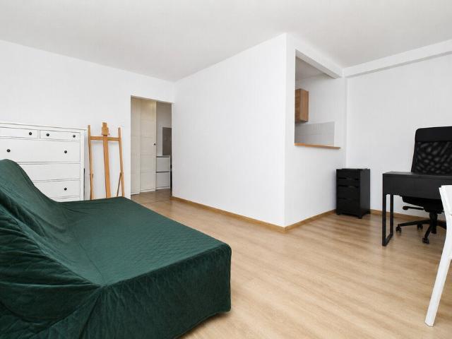 Przestronna kawalerka 31 m² blisko metra i zielone patio