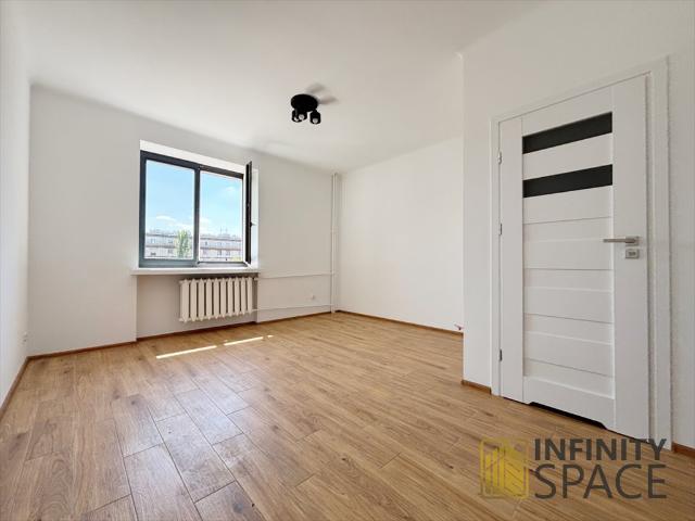 Na sprzedaż przestronna kawalerka 42 m² z wysokimi sufitami