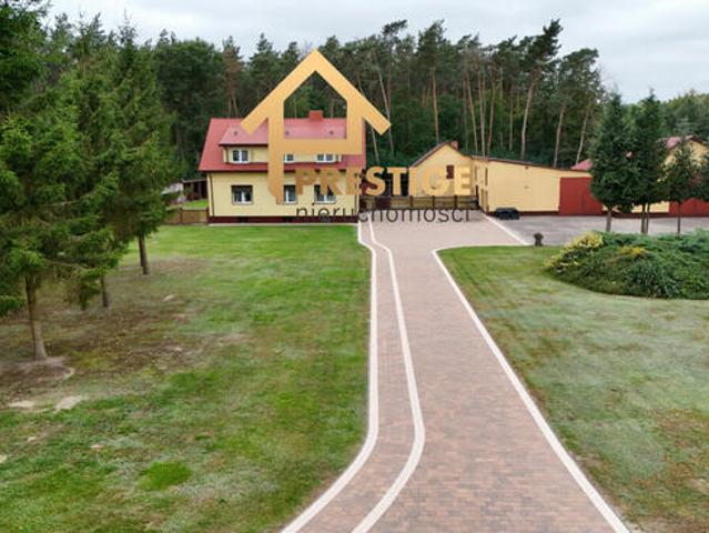 Przestronna nieruchomość przy lesie