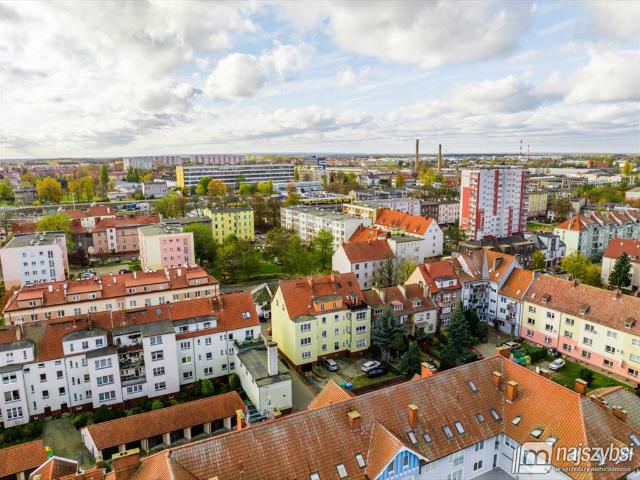 Do sprzedania przestronne 4 pokojowe mieszkanie z werandą i parkingiem