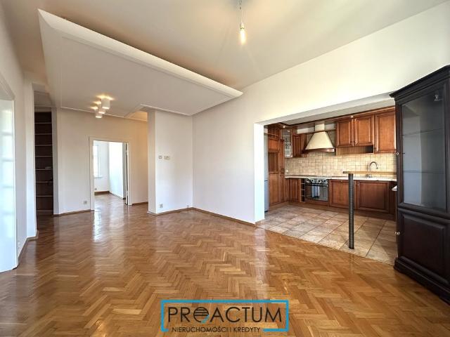 Sprzedam przestronne 120m² mieszkanie z balkonem i niskim czynszem