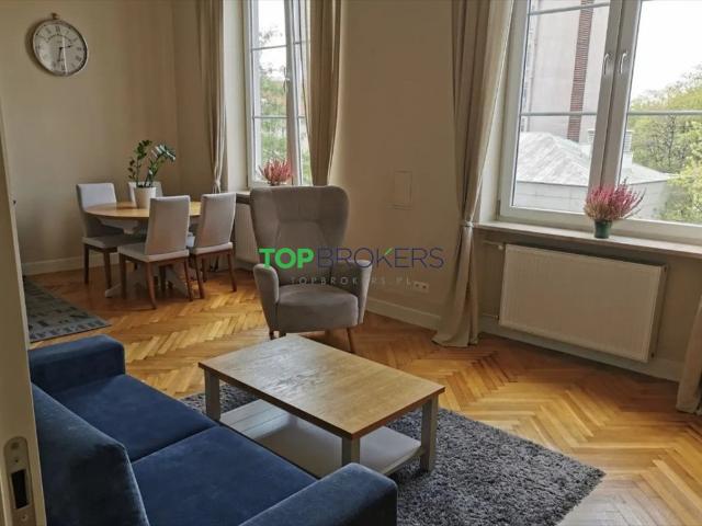 Przestronne 2 pokojowe mieszkanie 59 m² w kamienicy