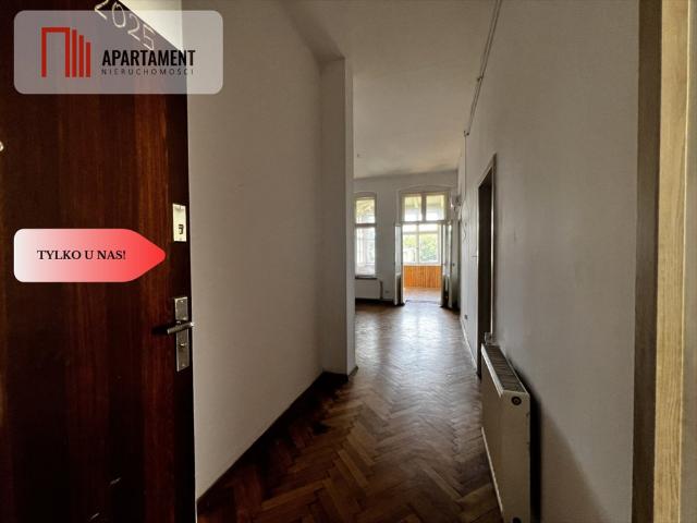 Przestronne 2 pokojowe mieszkanie z werandą w kamienicy