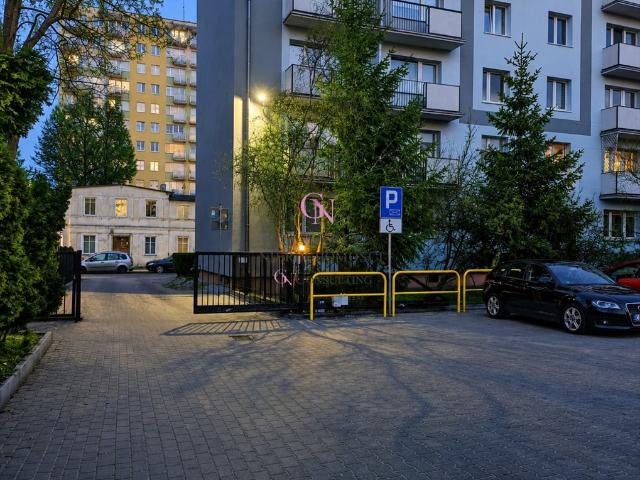 Sprzedam przestronne 2 pokojowe mieszkanie z balkonem i miejscem parkingowym