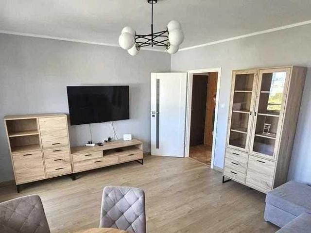 Przestronne 2 pokojowe mieszkanie z dużym balkonem i widokiem na jezioro