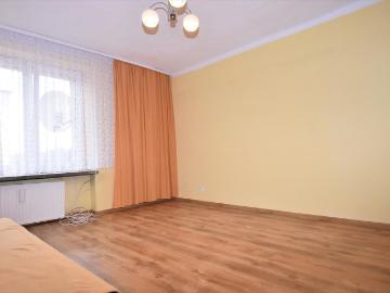 Przestronne 2 pokojowe mieszkanie z dużym oknem i piwnicą