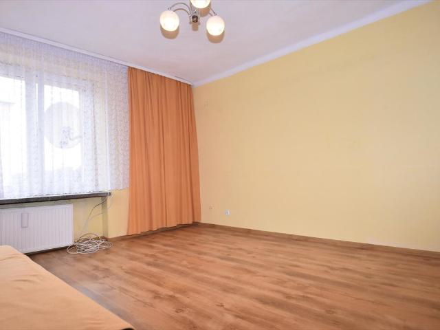 Do sprzedania przestronne 2 pokojowe mieszkanie z dużym oknem
