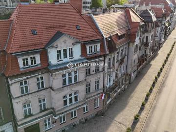 Przestronne 3 pokoje z kominkiem i balkonem w centrum Wałbrzycha