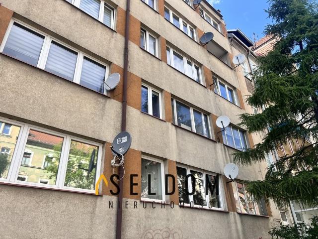 Przestronne 3 pokojowe mieszkanie z balkonem do remontu polecam!