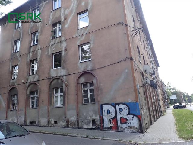 Sprzedam przestronne 3 pokojowe mieszkanie w zabytkowym budynku