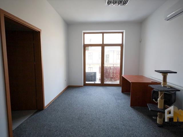 Przestronne biuro 50 m² z balkonem, klimatyzacją i dogodnym dojazdem
