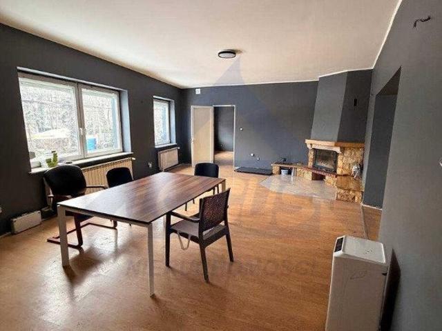 Przestronne biuro 90 m² z dużymi gabinetami i openspace