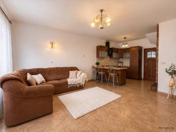 Przestronne dwupoziomowe 87 m² z garderobą i spiżarnią