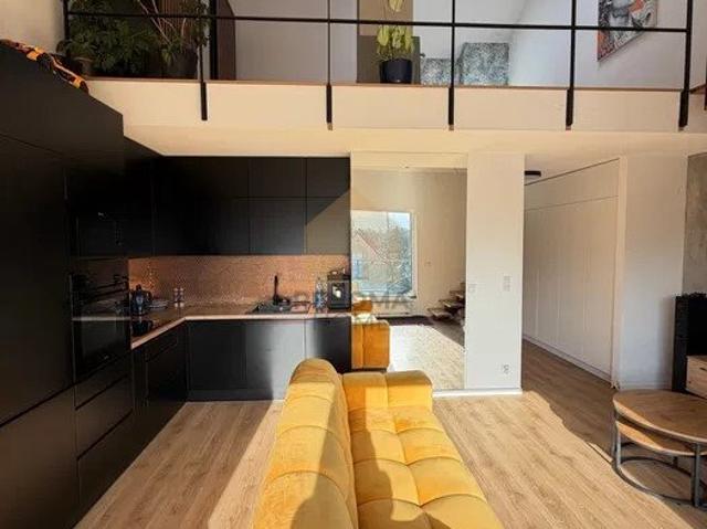 Na sprzedaż przestronne dwupoziomowe mieszkanie 42 m² z balkonem