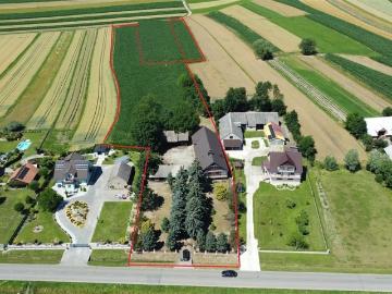 Przestronne gospodarstwo z domem do remontu i dodatkami