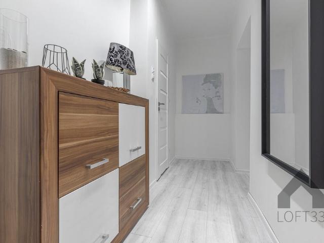 Przestronne i wyposażone dwupokojowe mieszkanie w centrum Jaworzna do wynajęcia | Spacer 3D
