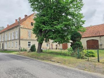 Przestronne mieszkanie z sklepem i stawem w Karnkowie
