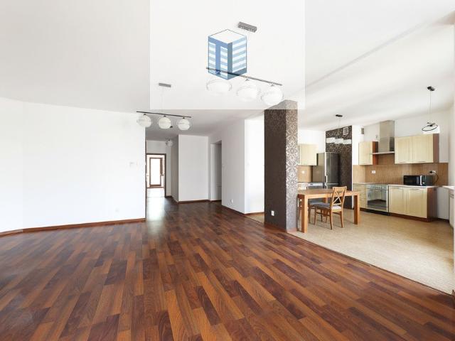 Przestronny apartament z tarasami i basenem w Ludwinowie