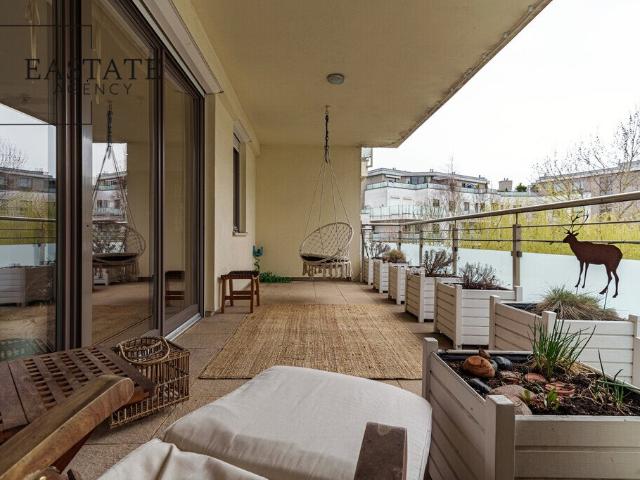 Przestronny apartament 160 m² z tarasem i widokiem na Oś Królewską