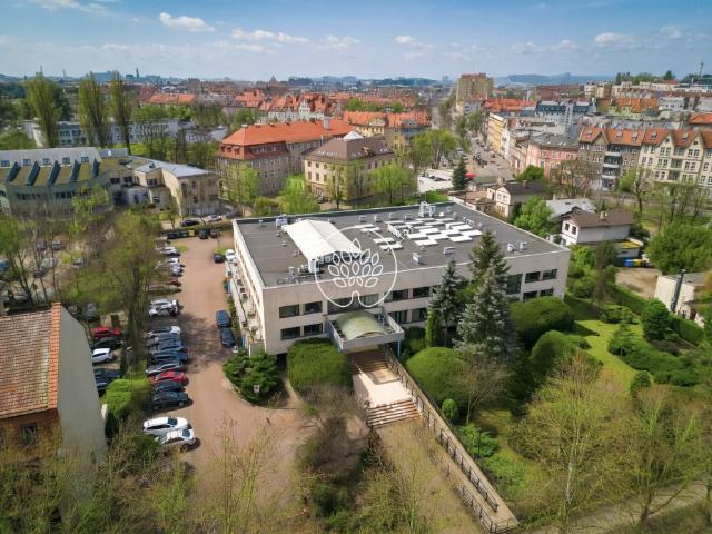 Przestronny biurowiec 4 035 m2 z parkingiem i serwerownią